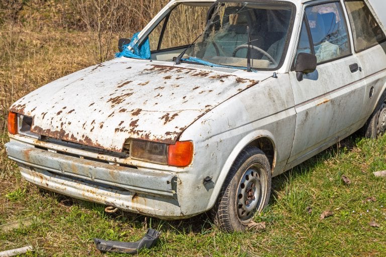 Altes schrottreifes Autowrack auf einer Wiese